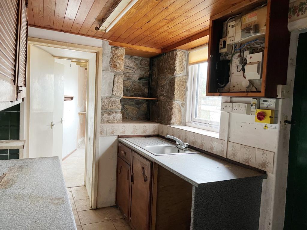 Lot: 78 - TERRACED COTTAGE FOR UPDATING -